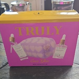 TRULY Coco Glow Gift Set – with Heart Wash Mitt